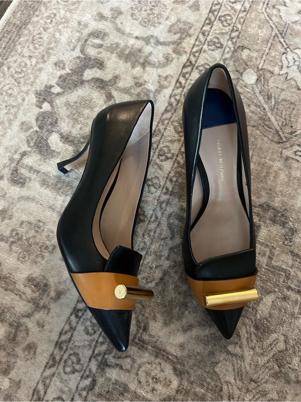 Beautiful Stuart Weitzman Black and Tan Pointed Toe Leather Heels - Retail 450$ - Picture 10 of 11